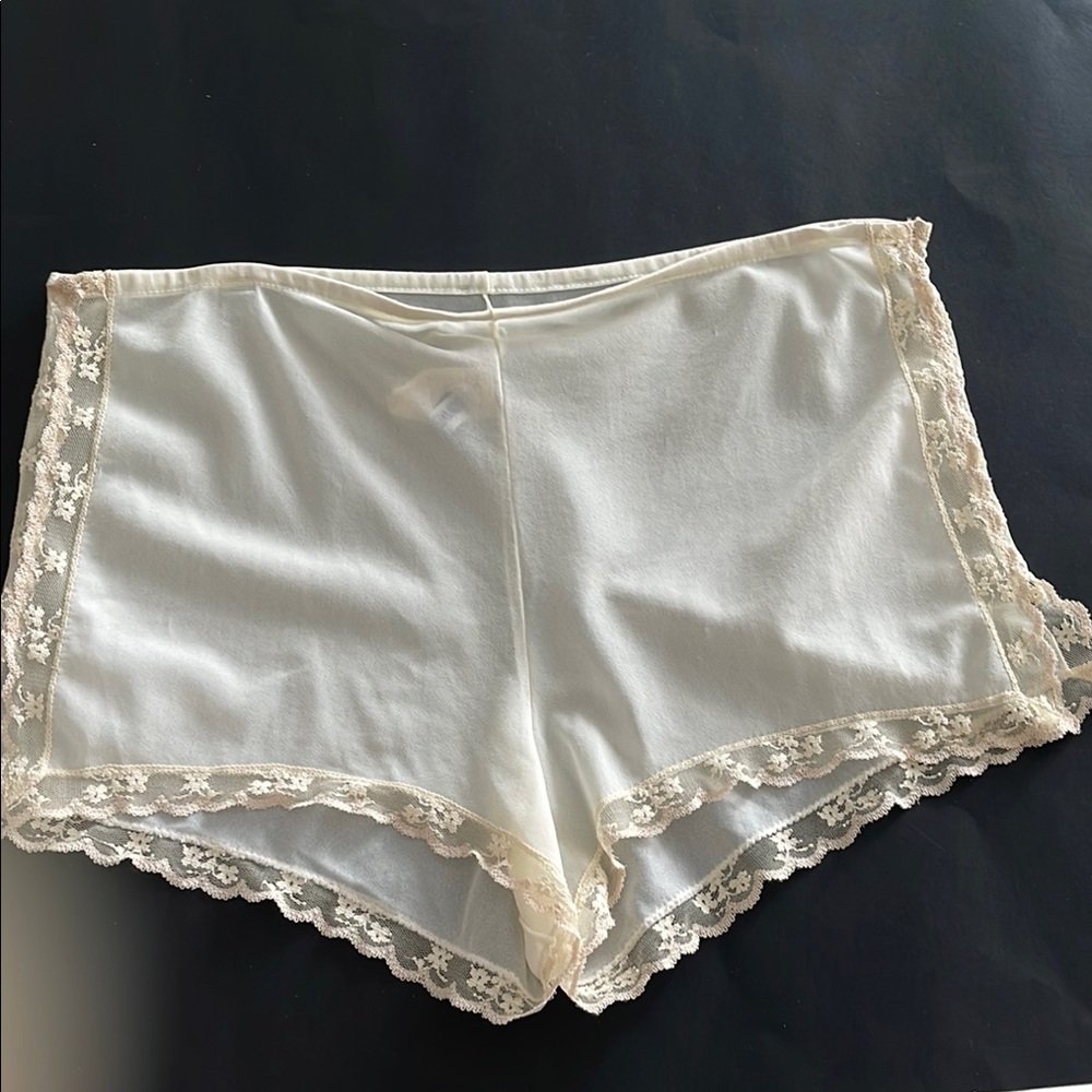 Vintage Bonwit Teller Elegant Feminine Cream Lace Trim Shorts Panty Size S